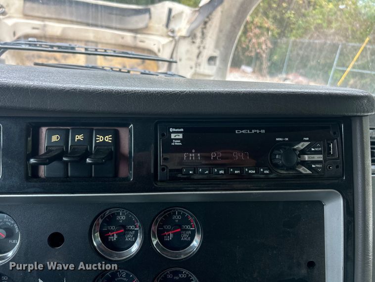 image for item ET3297 2014 Kenworth T800 semi truck