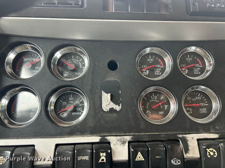 image for item ET3297 2014 Kenworth T800 semi truck