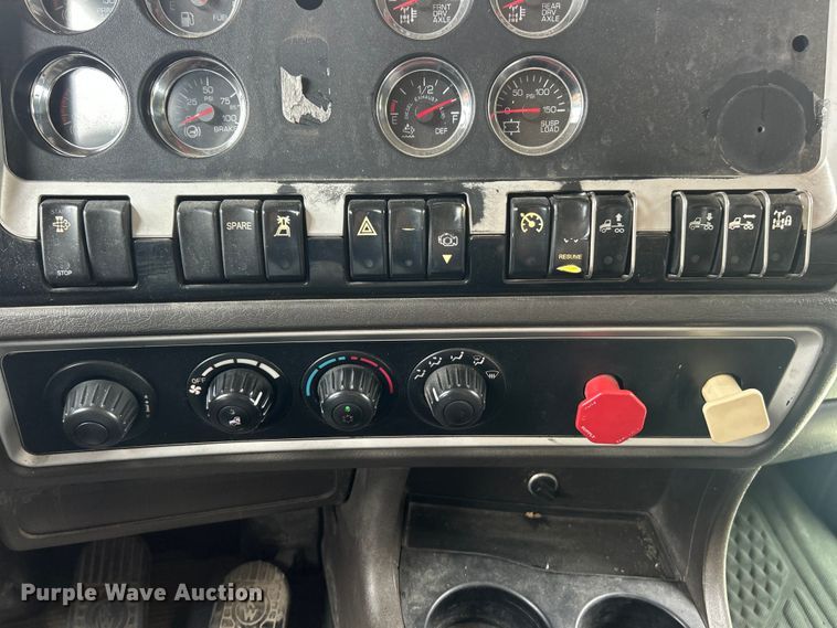 image for item ET3297 2014 Kenworth T800 semi truck