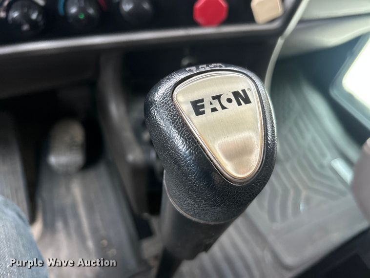 image for item ET3297 2014 Kenworth T800 semi truck