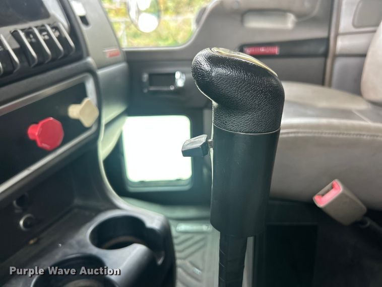 image for item ET3297 2014 Kenworth T800 semi truck