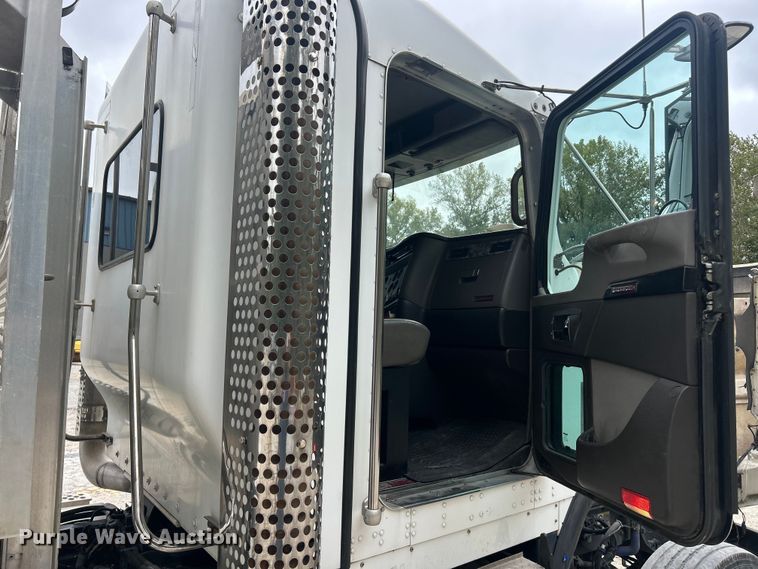 image for item ET3297 2014 Kenworth T800 semi truck