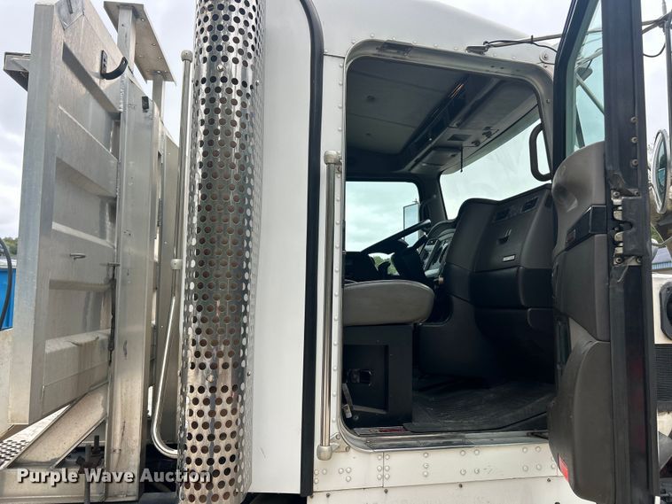 image for item ET3297 2014 Kenworth T800 semi truck