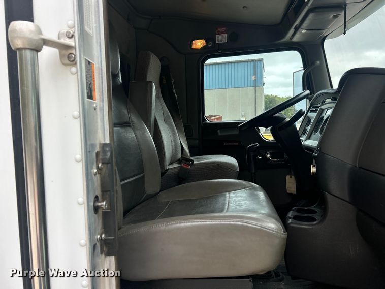 image for item ET3297 2014 Kenworth T800 semi truck