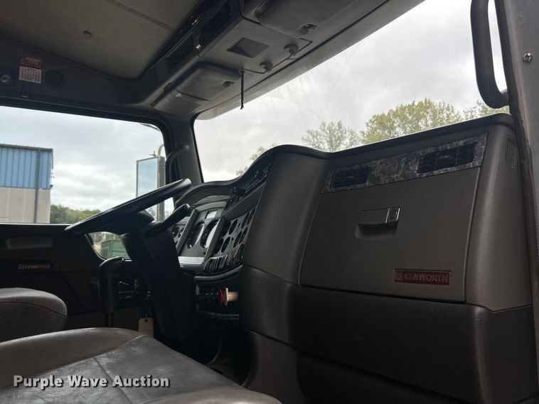 image for item ET3297 2014 Kenworth T800 semi truck