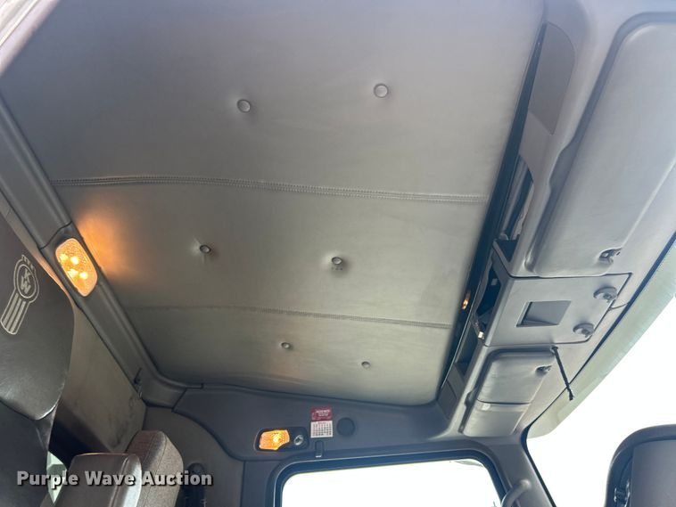 image for item ET3297 2014 Kenworth T800 semi truck