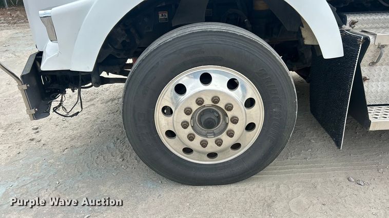 image for item ET3297 2014 Kenworth T800 semi truck