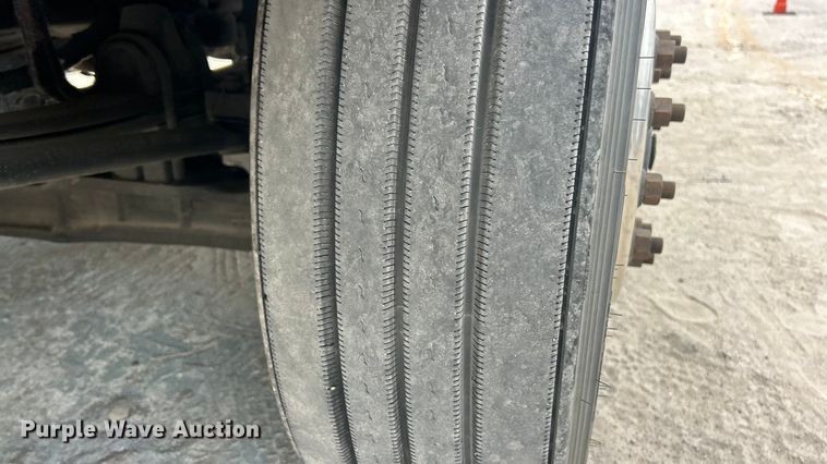 image for item ET3297 2014 Kenworth T800 semi truck