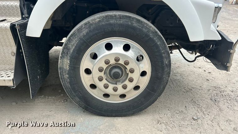 image for item ET3297 2014 Kenworth T800 semi truck