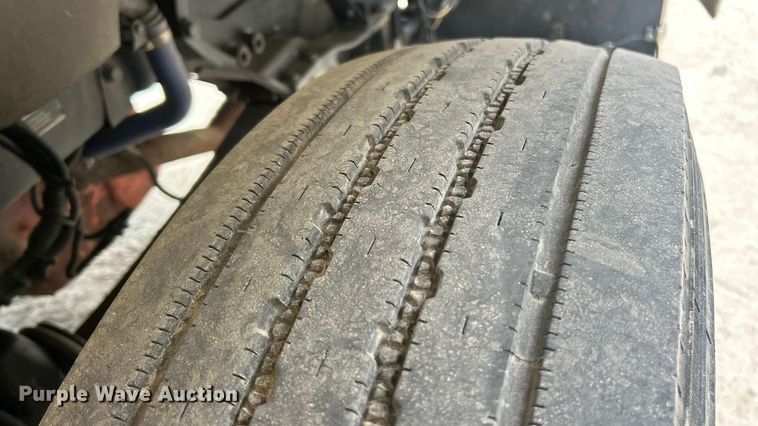 image for item ET3297 2014 Kenworth T800 semi truck