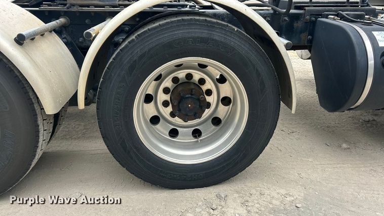 image for item ET3297 2014 Kenworth T800 semi truck