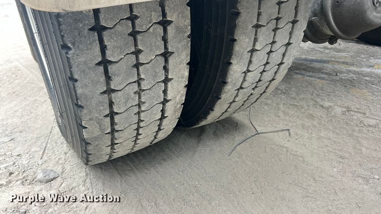 image for item ET3297 2014 Kenworth T800 semi truck