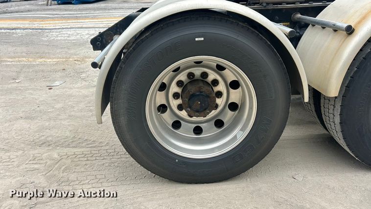 image for item ET3297 2014 Kenworth T800 semi truck