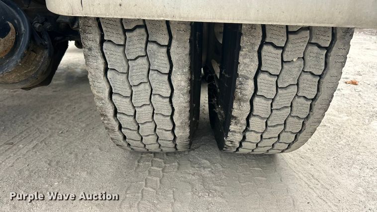 image for item ET3297 2014 Kenworth T800 semi truck