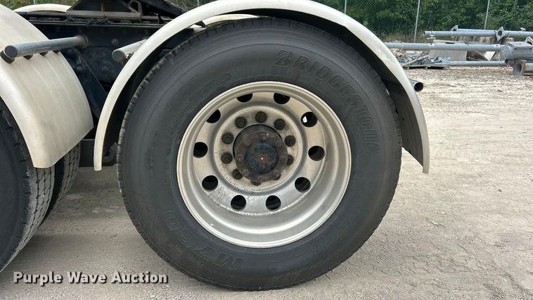 image for item ET3297 2014 Kenworth T800 semi truck