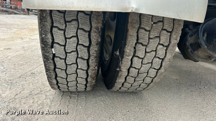 image for item ET3297 2014 Kenworth T800 semi truck