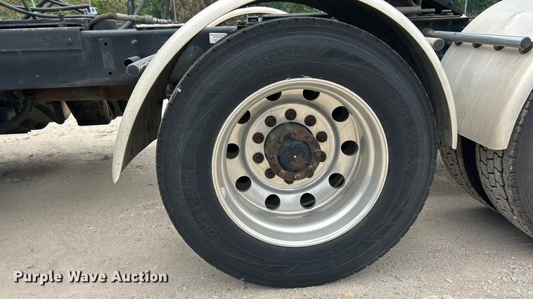 image for item ET3297 2014 Kenworth T800 semi truck