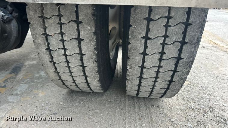 image for item ET3297 2014 Kenworth T800 semi truck