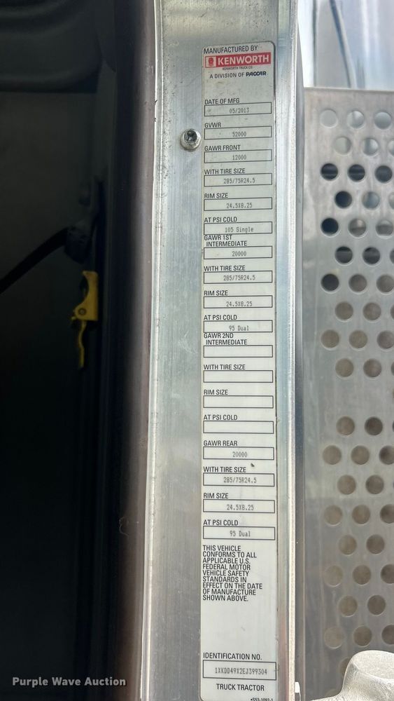 image for item ET3297 2014 Kenworth T800 semi truck