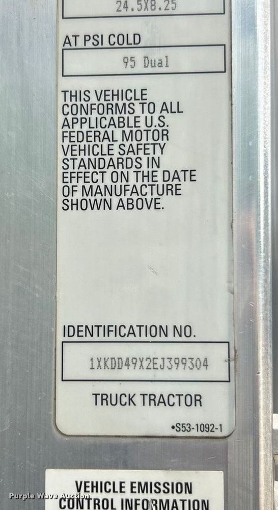 image for item ET3297 2014 Kenworth T800 semi truck