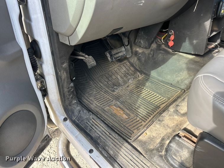 image for item ET3300 2008 Chevrolet Silverado 2500HD Ext. Cab utility bed pickup truck