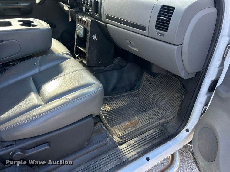 image for item ET3300 2008 Chevrolet Silverado 2500HD Ext. Cab utility bed pickup truck