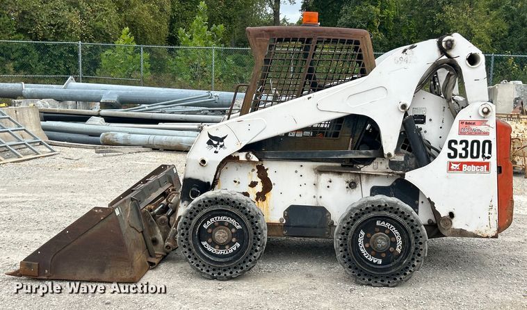 image for item ET3301 2008 Bobcat S300 skid steer loader