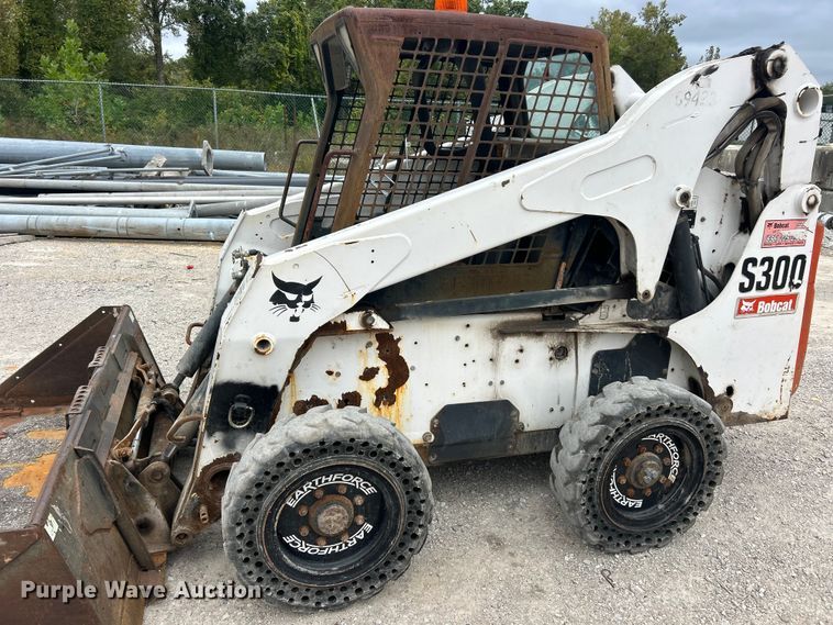image for item ET3301 2008 Bobcat S300 skid steer loader