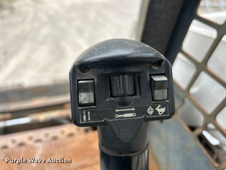 image for item ET3301 2008 Bobcat S300 skid steer loader