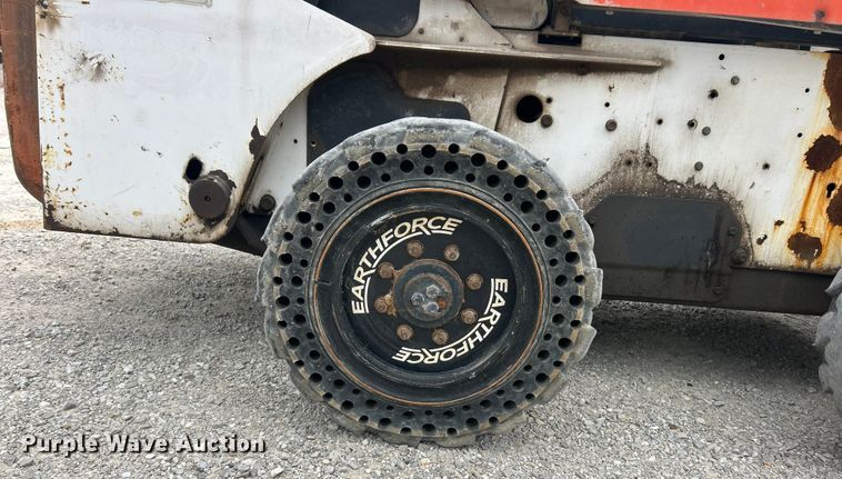 image for item ET3301 2008 Bobcat S300 skid steer loader