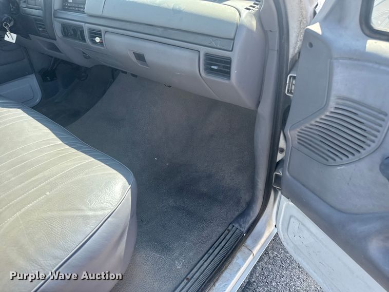 image for item EU6099 1995 Ford F150 pickup truck