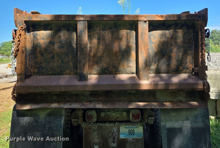 image for item EV1692 2000 Chevrolet C6500 dump truck