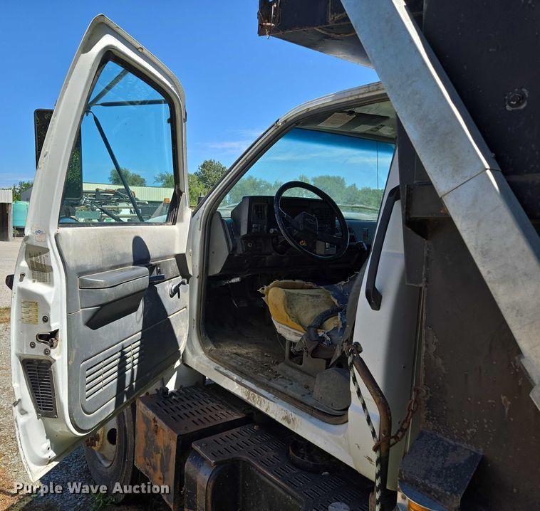 image for item EV1692 2000 Chevrolet C6500 dump truck