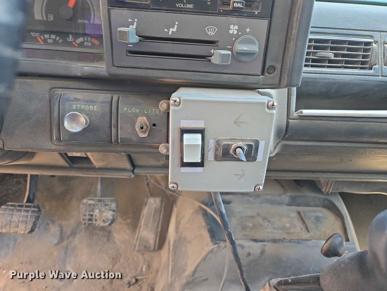 image for item EV1692 2000 Chevrolet C6500 dump truck