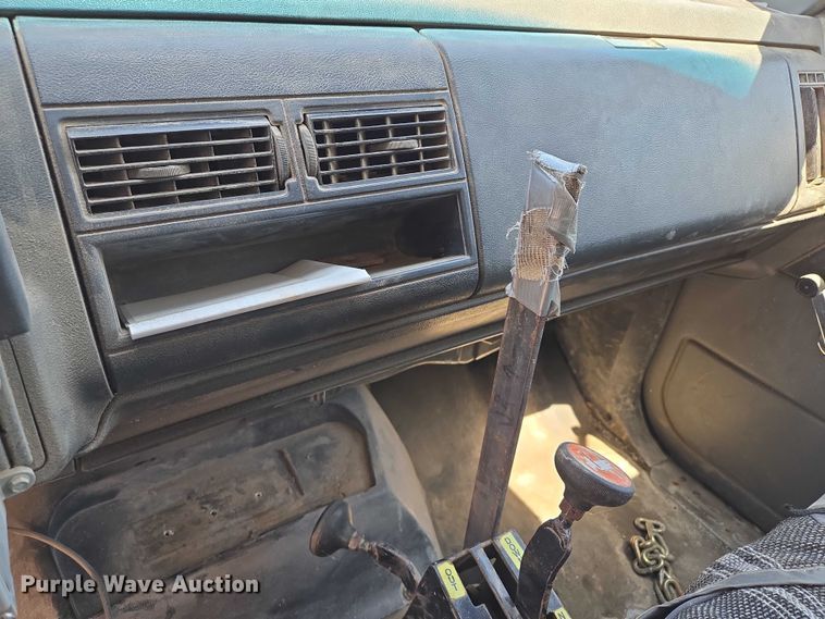 image for item EV1692 2000 Chevrolet C6500 dump truck