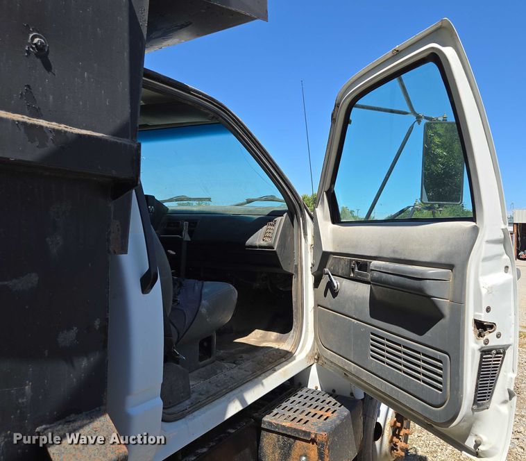 image for item EV1692 2000 Chevrolet C6500 dump truck