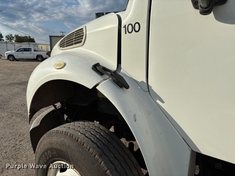 image for item EV3058 2007 Freightliner M2106 refuse truck