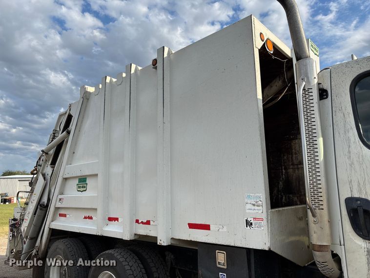 image for item EV3058 2007 Freightliner M2106 refuse truck