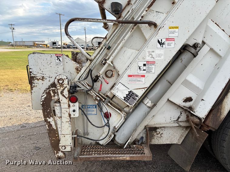 image for item EV3058 2007 Freightliner M2106 refuse truck