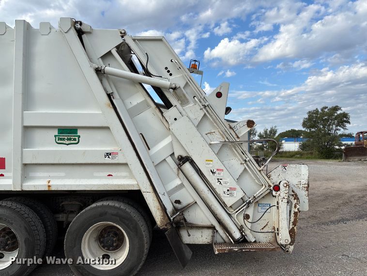 image for item EV3058 2007 Freightliner M2106 refuse truck