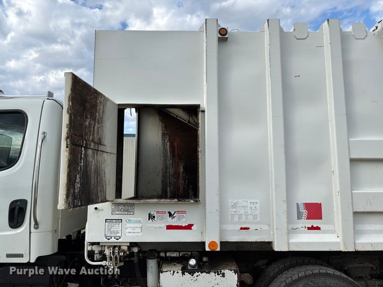 image for item EV3058 2007 Freightliner M2106 refuse truck