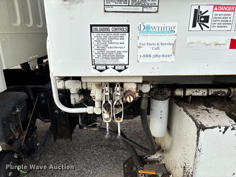 image for item EV3058 2007 Freightliner M2106 refuse truck