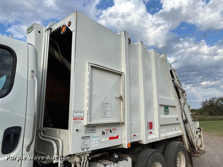 image for item EV3058 2007 Freightliner M2106 refuse truck