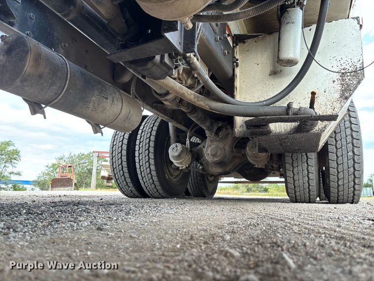 image for item EV3058 2007 Freightliner M2106 refuse truck