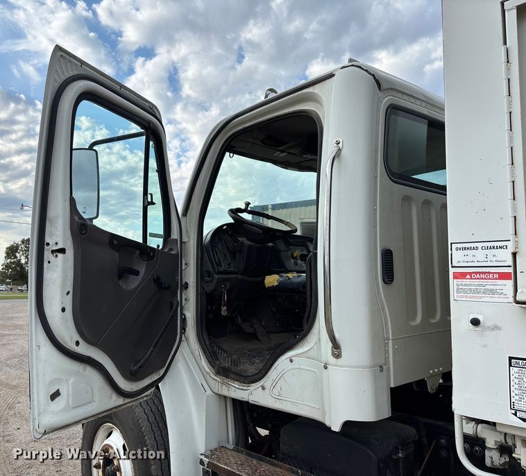 image for item EV3058 2007 Freightliner M2106 refuse truck