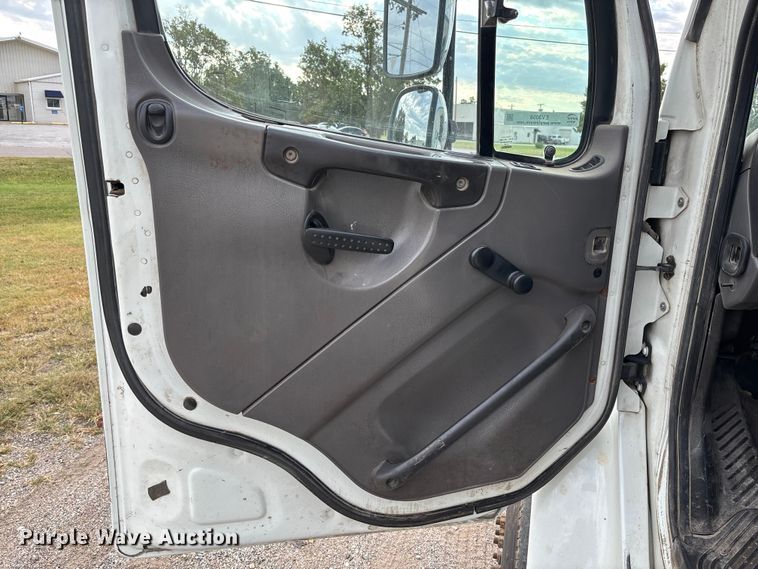 image for item EV3058 2007 Freightliner M2106 refuse truck