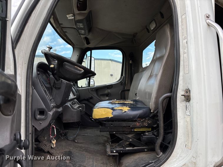 image for item EV3058 2007 Freightliner M2106 refuse truck