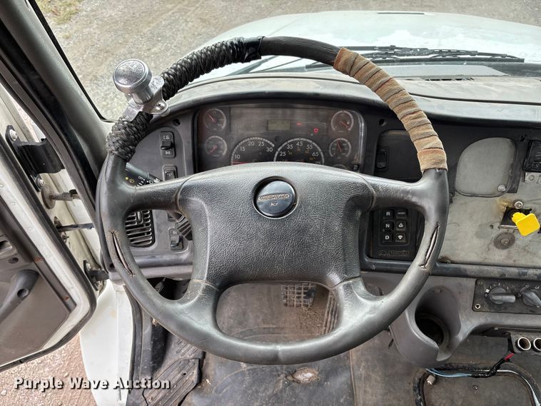 image for item EV3058 2007 Freightliner M2106 refuse truck