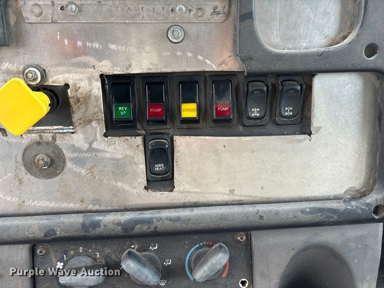 image for item EV3058 2007 Freightliner M2106 refuse truck