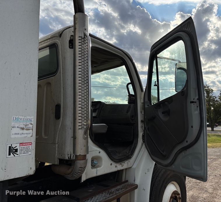 image for item EV3058 2007 Freightliner M2106 refuse truck